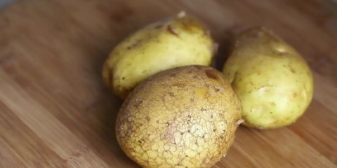 Bagning af en kartoffel i mikroovnen