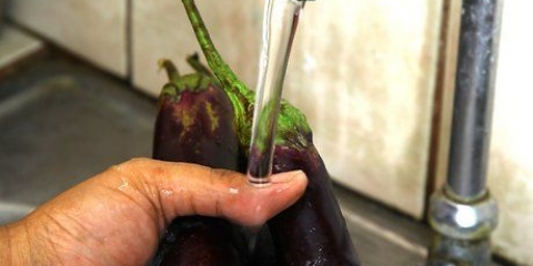 Skrælning af en aubergine
