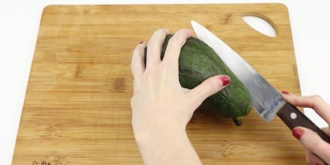 Skæring af en avocado
