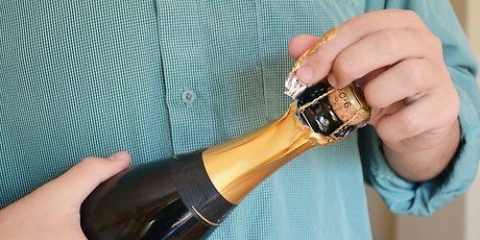 Åbning af en champagneflaske