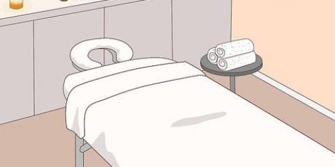 Giver en helkropsmassage