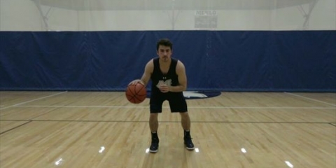 At lave en crossover, når du spiller basketball
