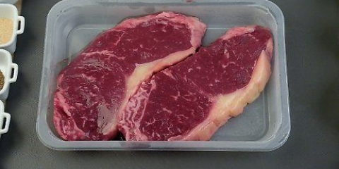 Påføring af en tør marinade på bøf