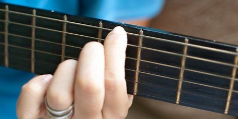 At stemme en guitar