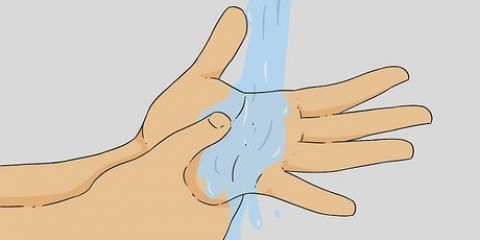 Giver hovedmassage
