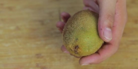 Skræl en kiwi