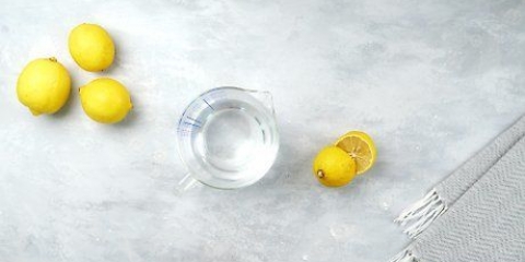 Rengøring af en mikrobølgeovn med en citron