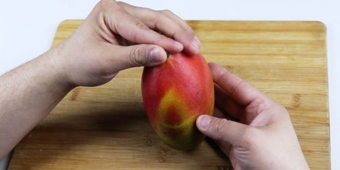 Skræl mangoen