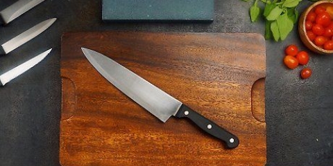 Slib en kniv med en sten
