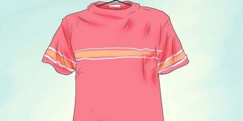 Strygning af en skjorte eller t-shirt