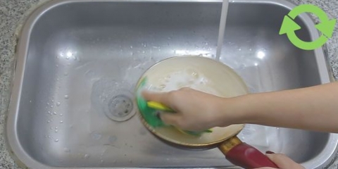 Rengøring af en pande med non-stick belægning
