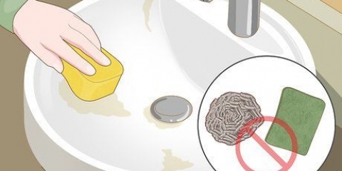 Rengøring og polering af en porcelænsvask