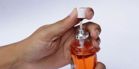 Fyld en rejseflaske op med parfume