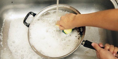 Afbrænding af en pande af rustfrit stål