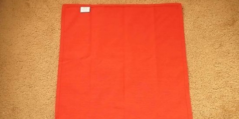 Sådan folder du en rose fra en stofserviet