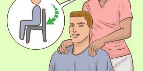 Giver en skuldermassage