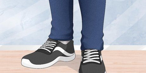 Iført jeans med sneakers