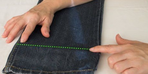 Hæmmer et par jeans