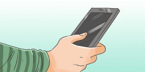 Foretag et telefonopkald med en dreng