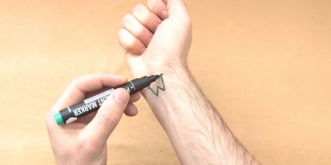 Sådan laver du en midlertidig tatovering med en highlighter