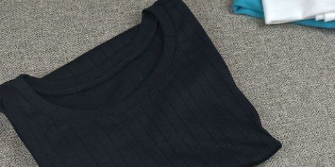 Klipning af en t-shirt
