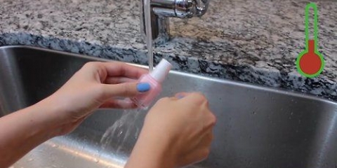 Åbning af en fastlåst flaske neglelak
