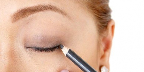 Påføring af en vinget eyeliner