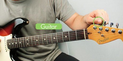 Spiller elektrisk guitar som begynder