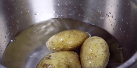 Fremstilling af pommes frites i en frituregryde