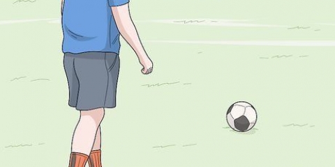 Sparke hårdt med en fodbold