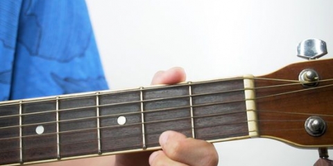 At spille bm-akkorden på en guitar