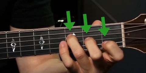Lær at spille f-akkorden på din guitar