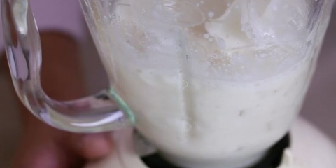 At lave is med mælk i en blender