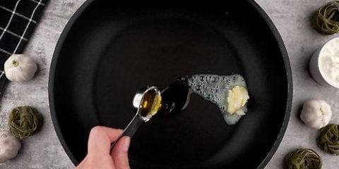 At lave hvidløgsflødesauce
