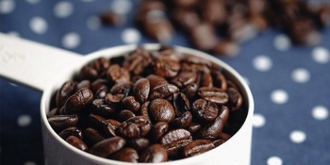 At lave kaffe med en kaffepresse