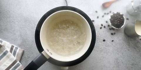 Sætter kaffe på komfuret