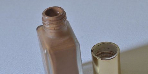 Påføring af makeup på mørk hud (piger)