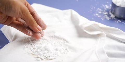 Fjern oliepletter med bagepulver