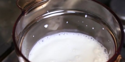 Fremstilling af paneer (indisk ost)