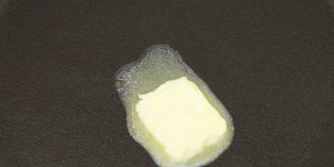 At lave pandekager med varm chokolade