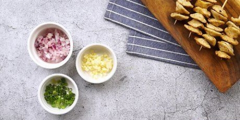 Fremstilling af sauce til fiskeboller (gadestil)