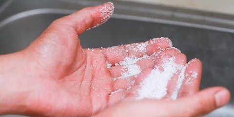 Få superlim fra hænderne med salt