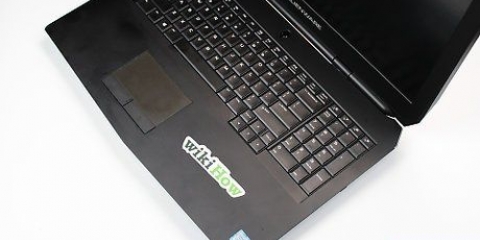 Fjern klistermærker fra en bærbar computer
