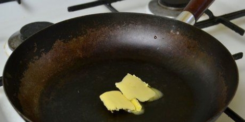 Steg svinekotelet på komfuret