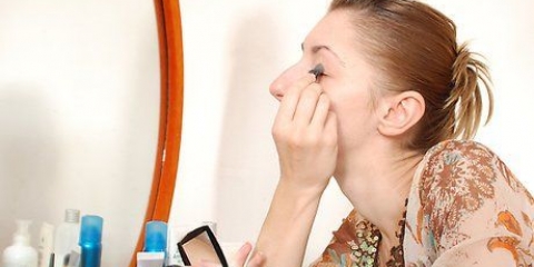 Påfør flydende eyeliner