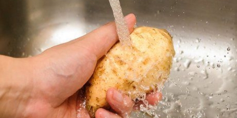 Madlavning af yams på komfuret