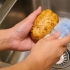 Kogning af kartofler i en trykkoger