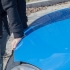 Åbning af motorhjelmen på et køretøj