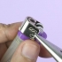 Lader en stor flamme komme ud af en lighter
