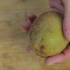 Skræl en kiwi